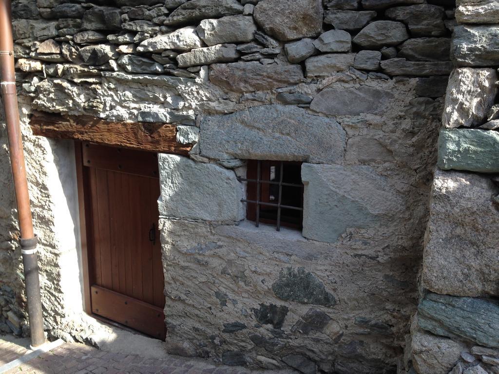 Maison Des Challant Challand Saint Victor Buitenkant foto